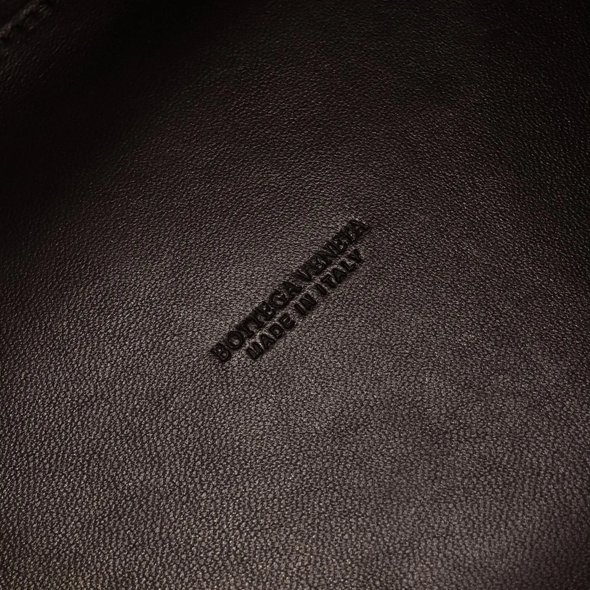 Batch 2660 24 early autumn new model Andiamo Parachute is made of a whole piece of woven leather and is processed with folding stitching at the four corners # Craftsmanship and creativity. Large size is atmospheric and practical. One of the must-selects for BV. Large space, can hold a computer, thick shoulder strap, very comfortable on the shoulder. Large parachute upper body real photo can be carried on the back. The upper body is versatile and cute☺️ Style number: 6571 Size: 30*26*20cm